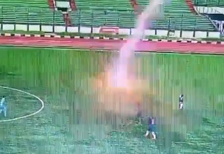 Horor na terenu: fudbalera ubio grom na utakmici! (VIDEO)