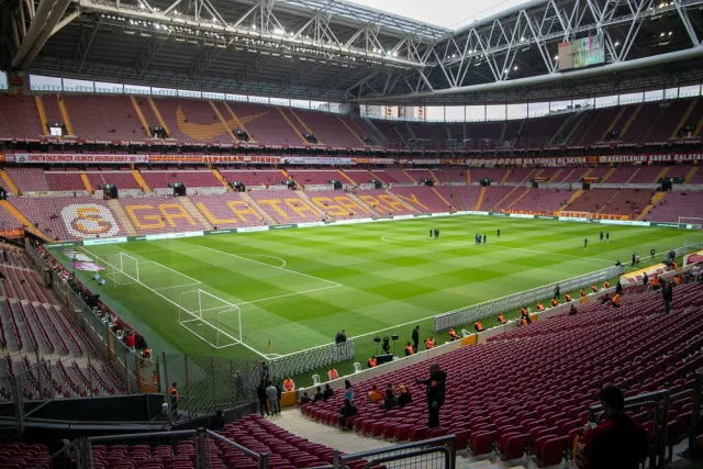 Saldanja na utakmici u Istanbulu: Navijači sumnjaju u prelazak u turski klub (FOTO)